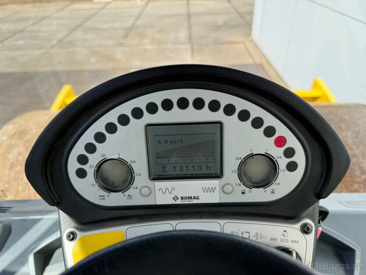 Válec Bomag 211 - 10