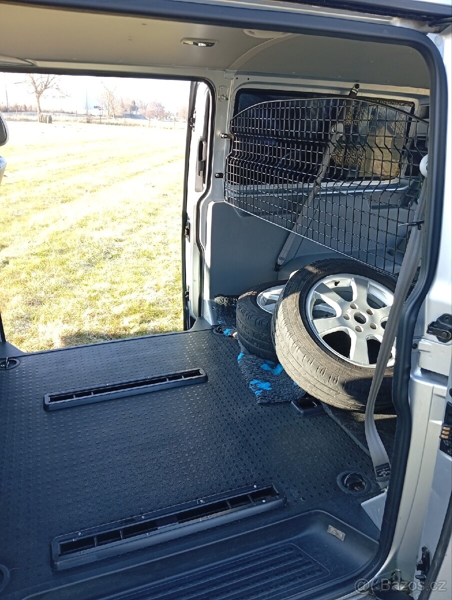 VW transportér T5 Long 2,5 TDI 7 míst. - 10