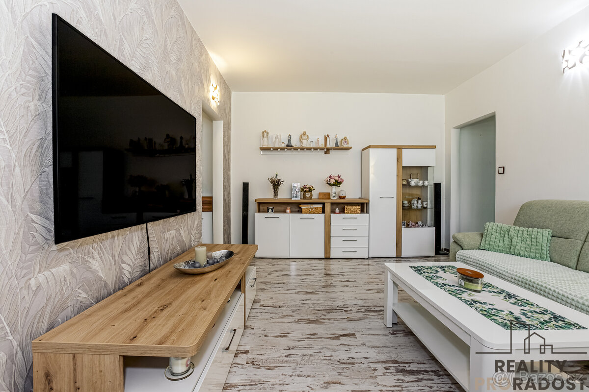 Kompletně zařízený byt 3+1 s lodžií v klidné části Vyššího B - 10