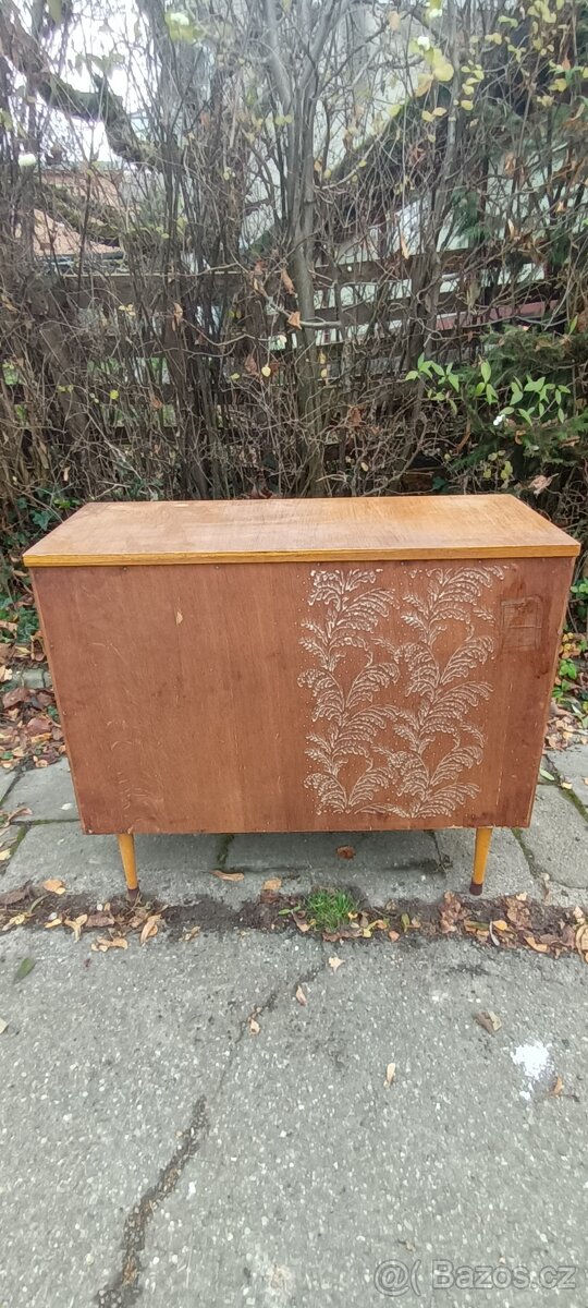 Retro knihovna na nožkách - 10