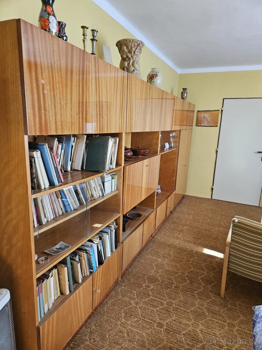 Různé skříně, postel, křesla, atd. - 10