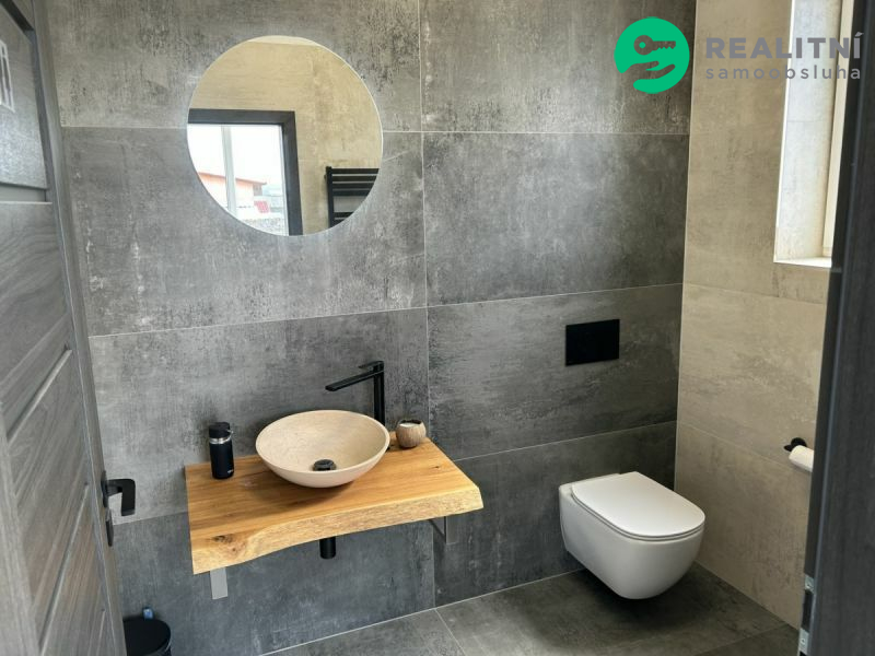 Novostavba haly, pozemek 3000m2, 8km od Brna, u D1 - 10