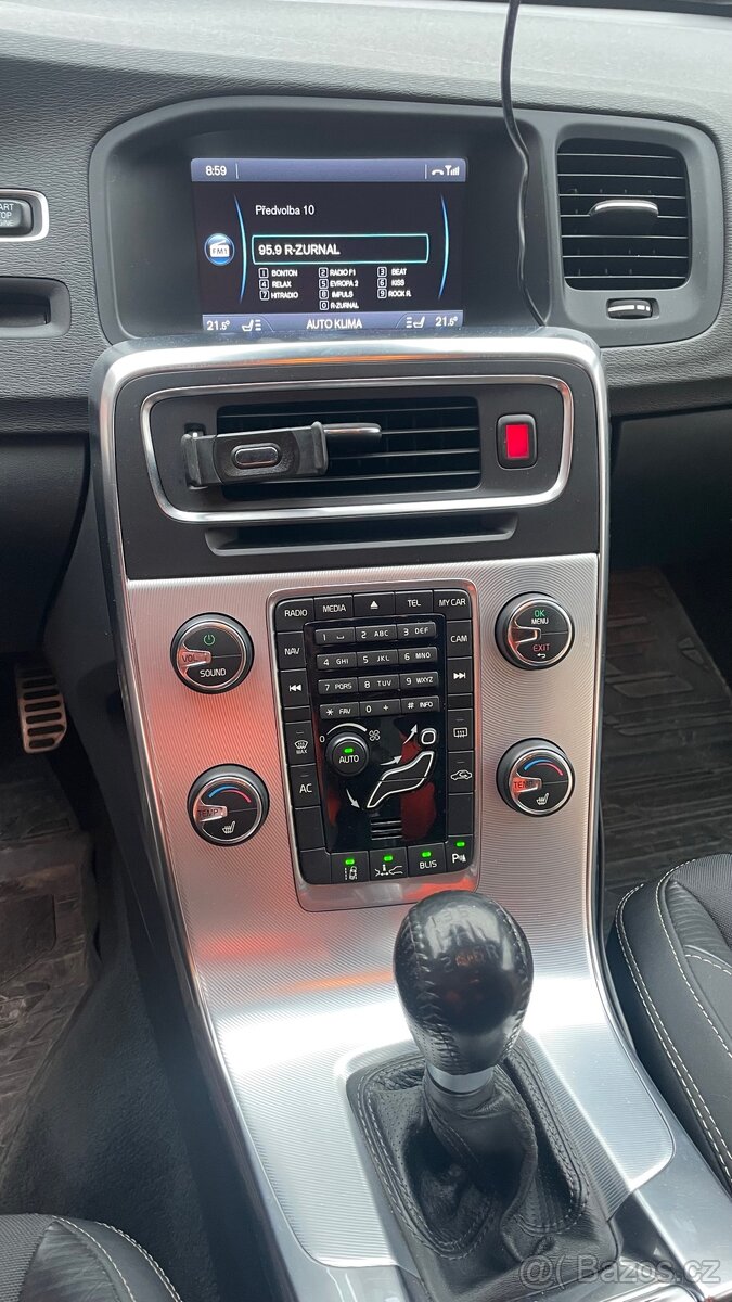 Volvo V60 D5, 151 KW R-design nebourané - 10