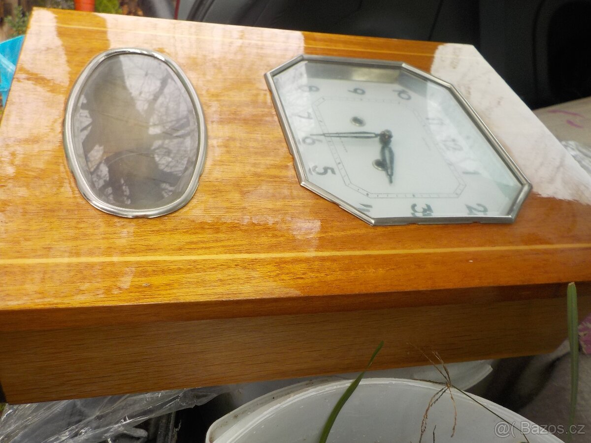 Staré dřevěné a porcelánové hodiny - 10