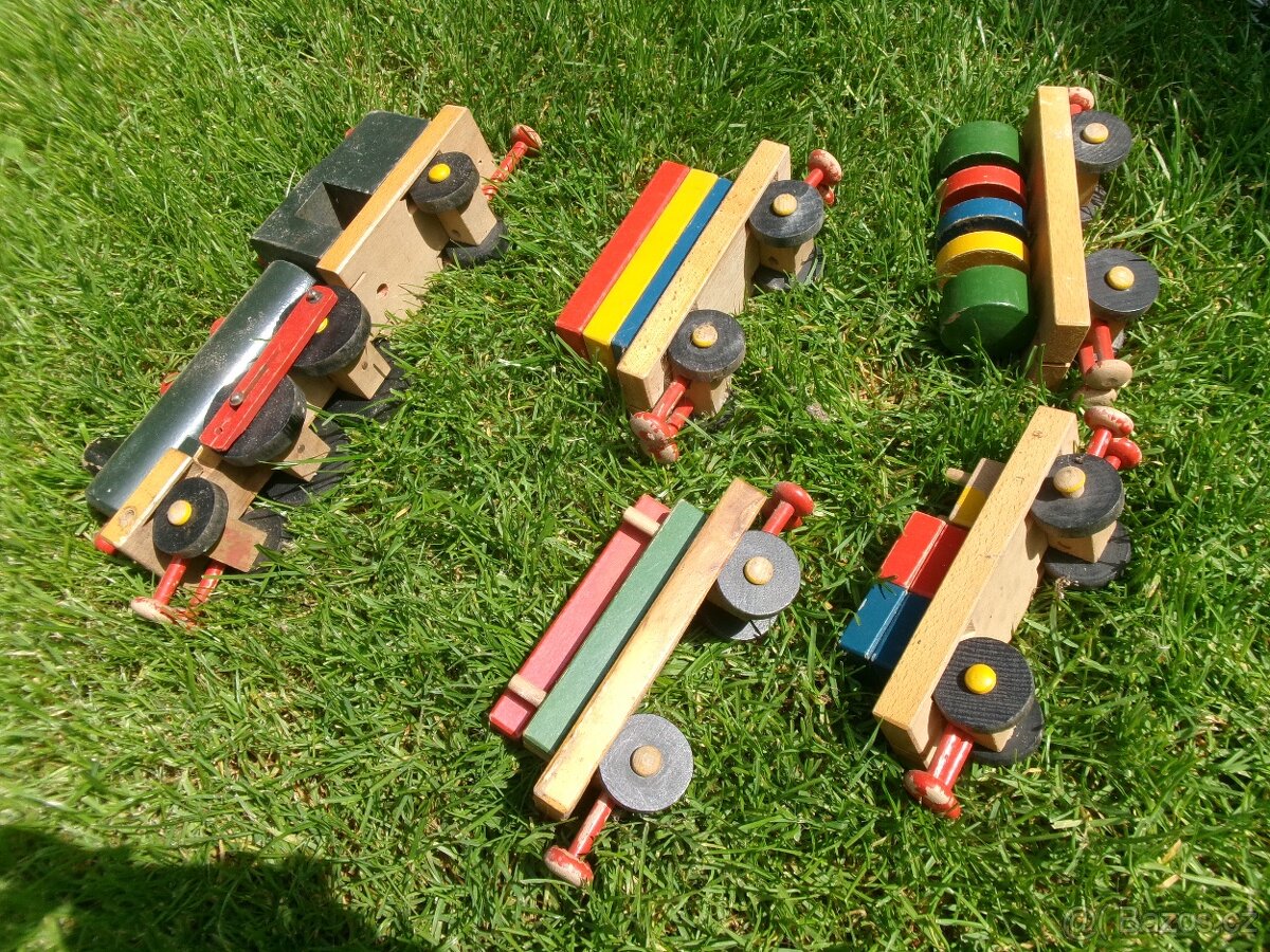 Prodám různé plechové a dřevěné hračky. Dřevěný červený trak - 10