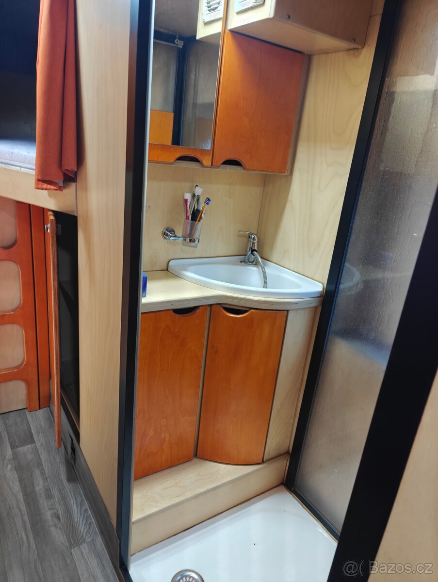 Obytný autobus (speciál na přepravu závodního vozu) - 10