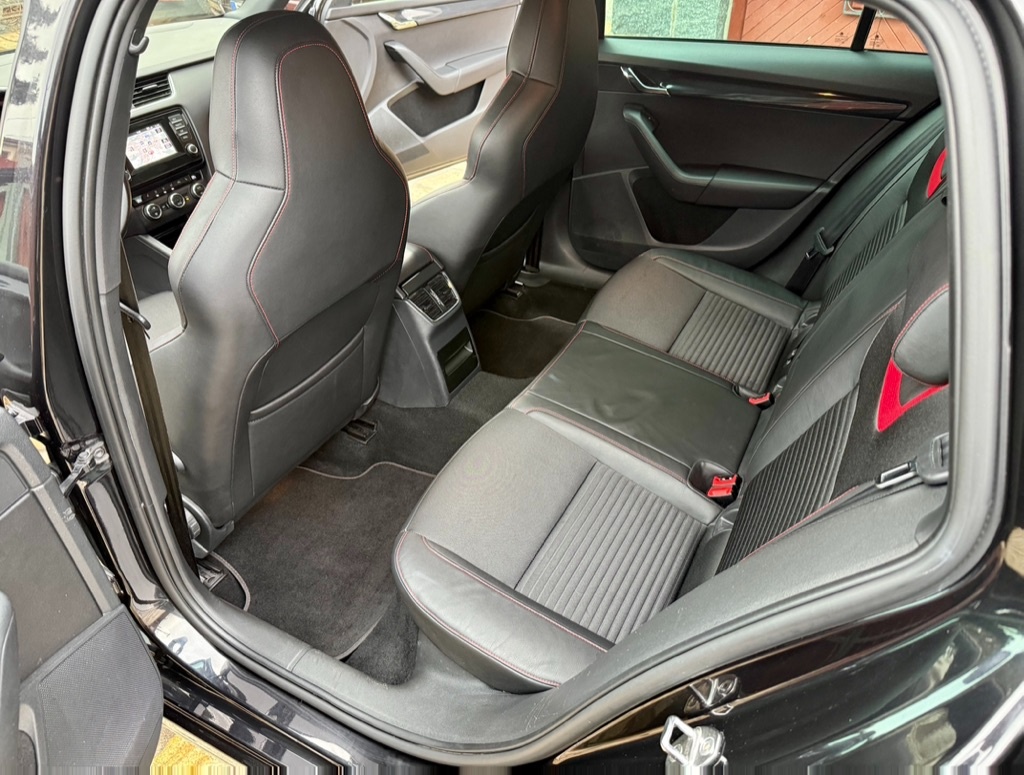 Škoda Octavia, 2.0 TSI 162 KW RS KEY-LESS - 10