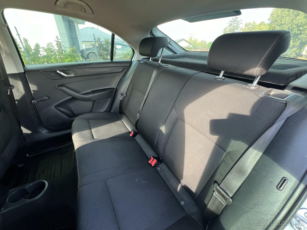 ŠKODA RAPID 1.6tdi 77kW sedan - 10