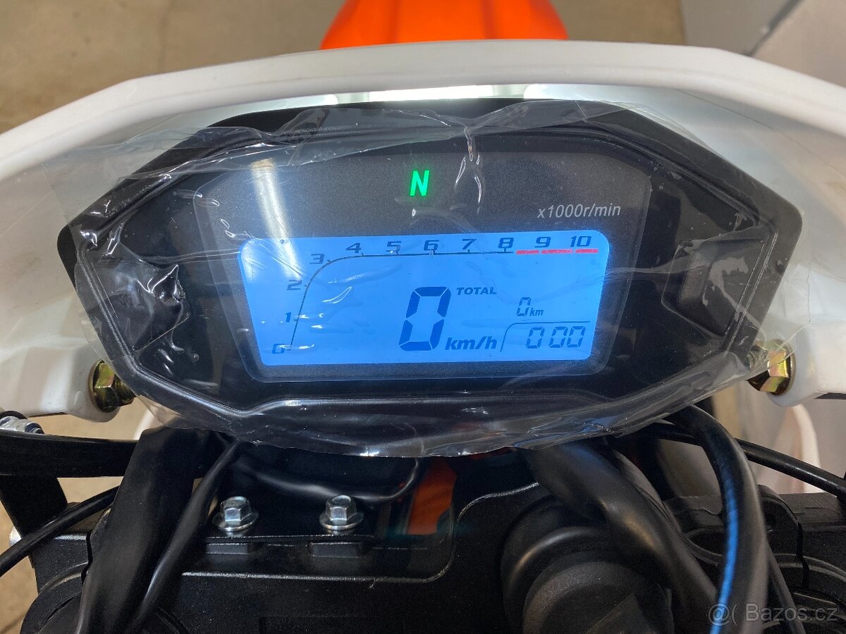 Mikilon Defender 250RR oranžová - 10