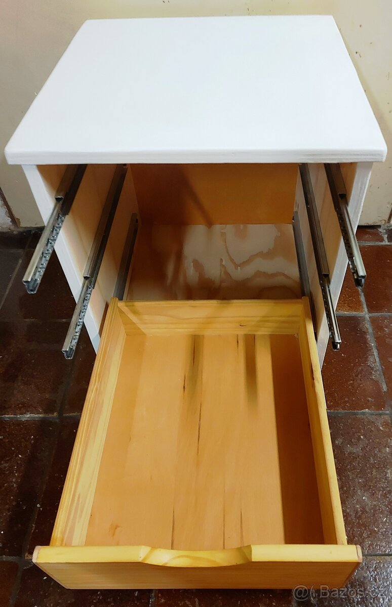 Skříňka se 3 zásuvkami - 10