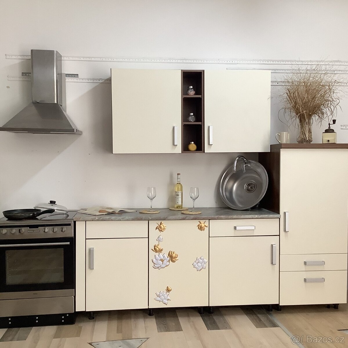 Světlá moderní kuchyně IRMA - 10