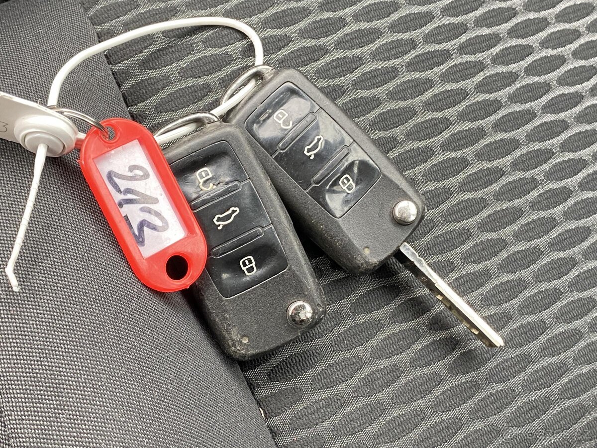 Volkswagen Golf 1.6 TDi , 77 kW nafta, 2010 - 10