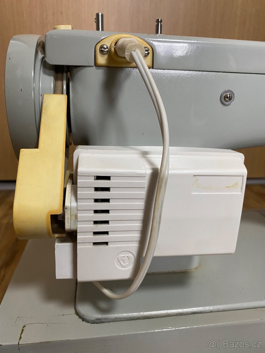 Retro šicí stroj - 10