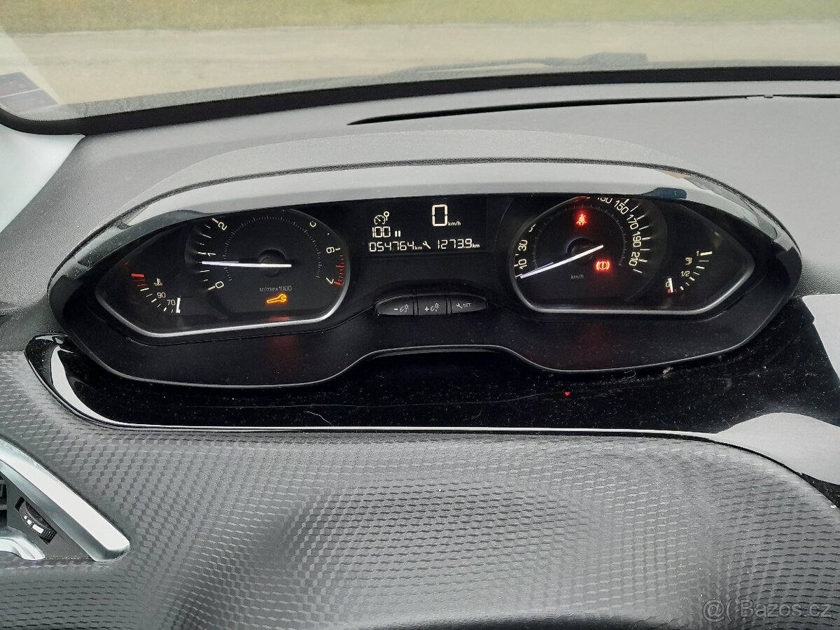 Peugeot 208 1.2 81 KW Panorama,kamera,serviska - 10