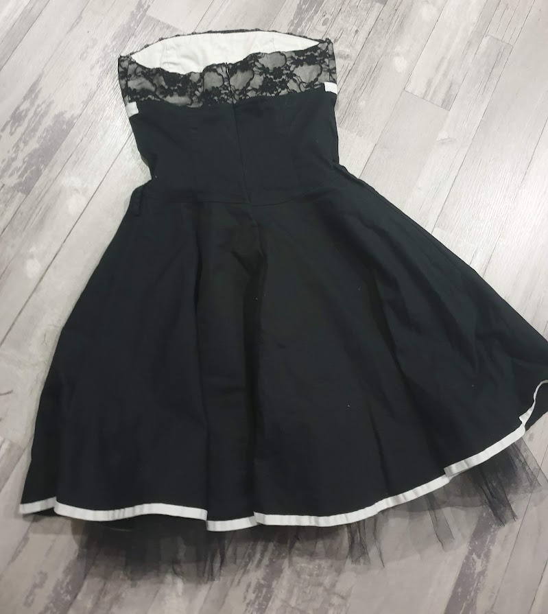 Krásné černé šaty bez ramínek - 10