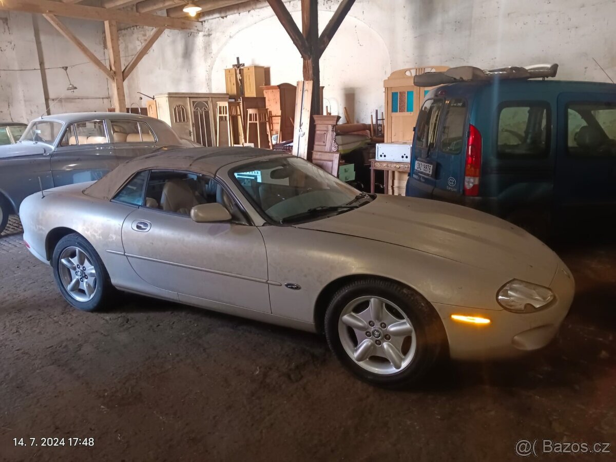 Jaguar XK8 Convertible - 10
