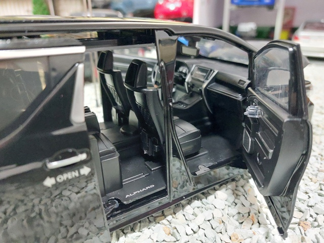 model auta 1:18 Toyota Alphard čierna farba - 10