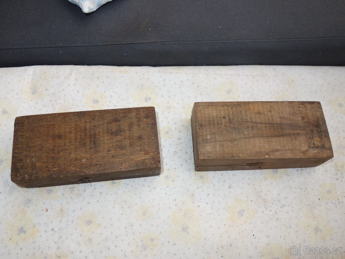 Dvě sady starých mosazných závažíček v krabičkách - 10