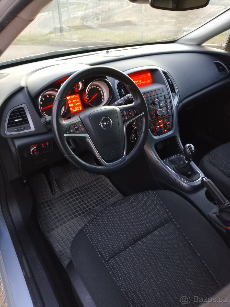 Opel Astra J 1.4i 74kW první majitel najeto pouze 53tis.km - 10