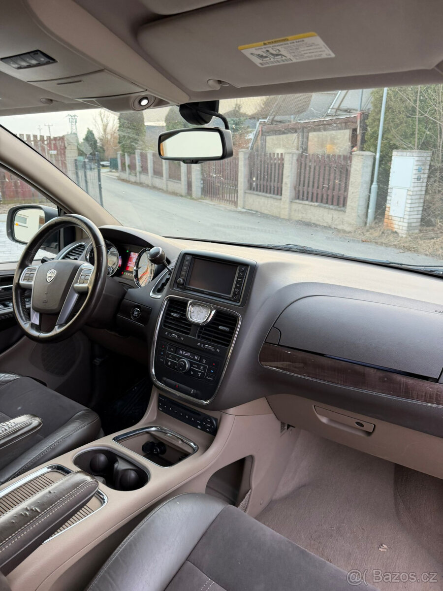 Lancia Voyager 2.8 CRD, automat, 7 míst - 10