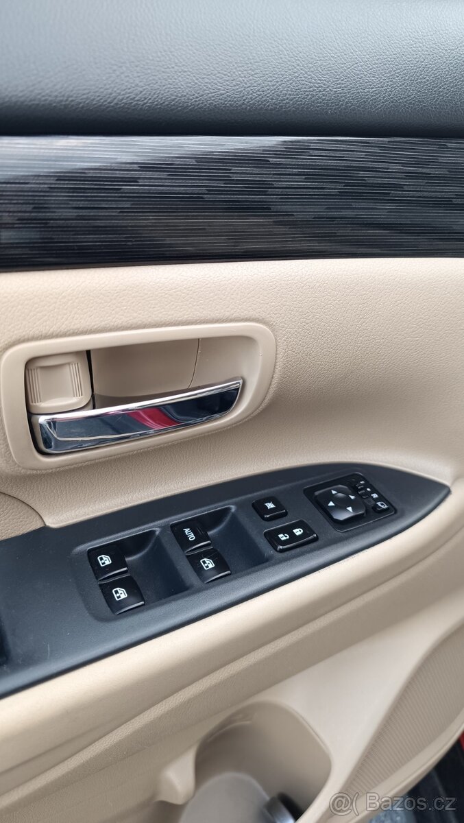 Mitsubishi Outlander 2.4 + LPG • 4x4 • 7 míst • Automat - 10