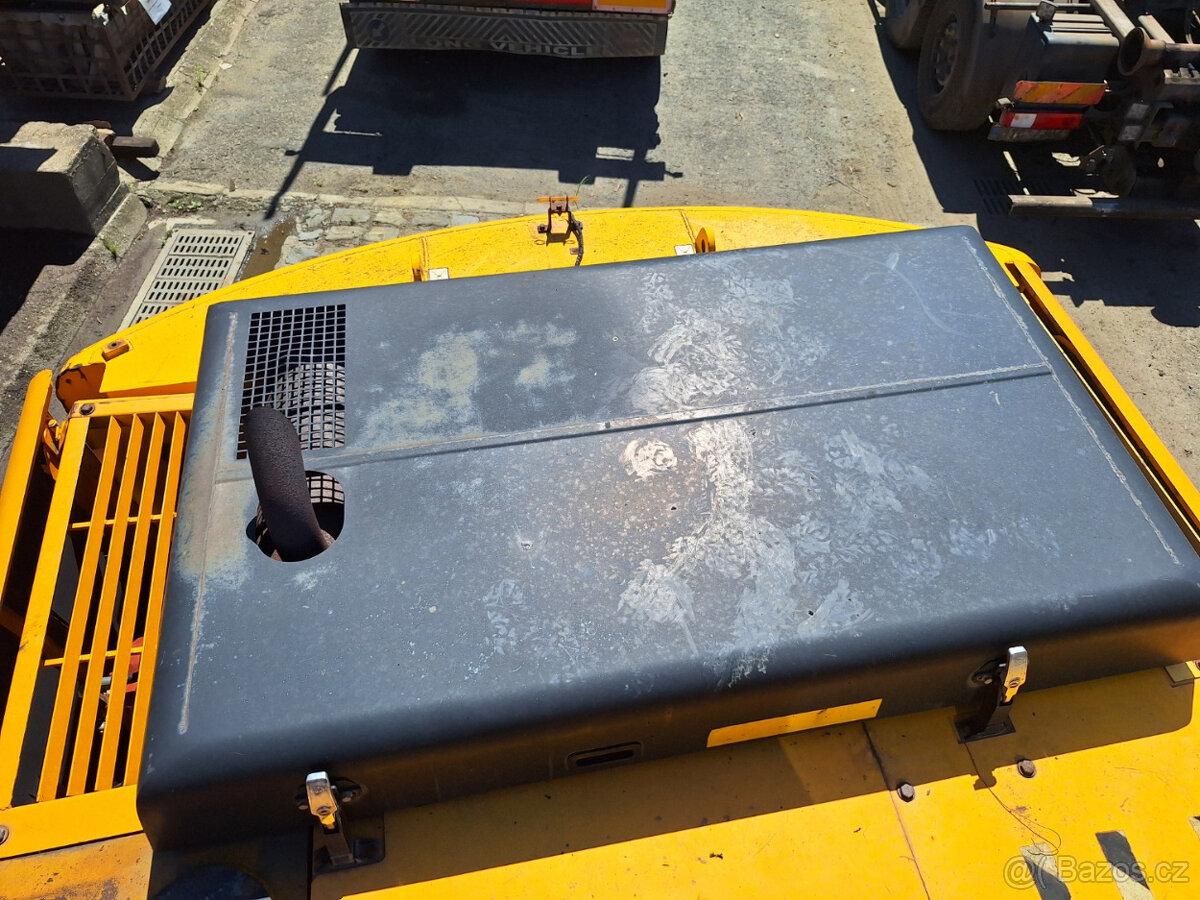 Pásový bagr JCB JS 210 L - 10