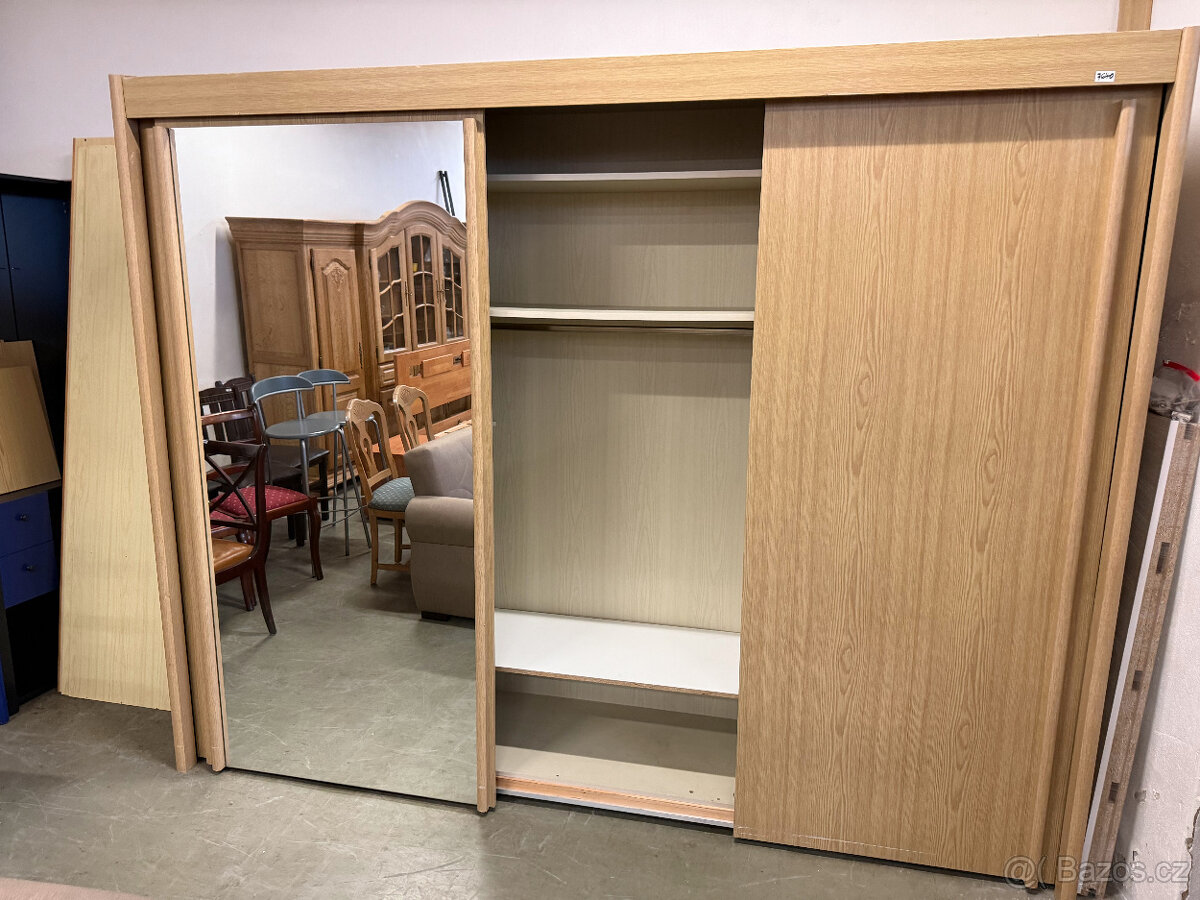 Třídveřová velká šatní skříň s posuvnými dveřmi - 10
