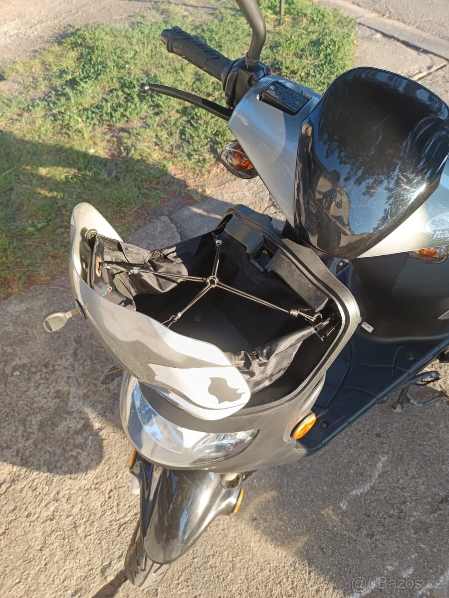 Skútr 50ccm 4t - 10