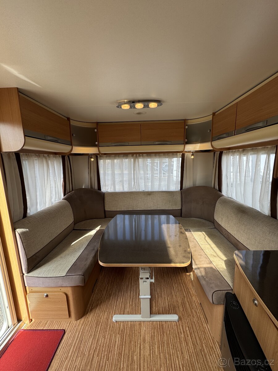 Adria Adora 563 PU ~ Královská postel - 10