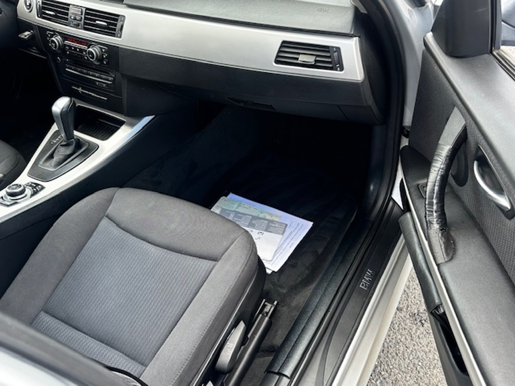 BMW e91 318 D touring, r.2010, STK, automat, klima - 10