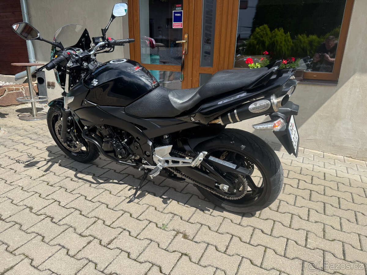 Suzuki GSR 600 - 10