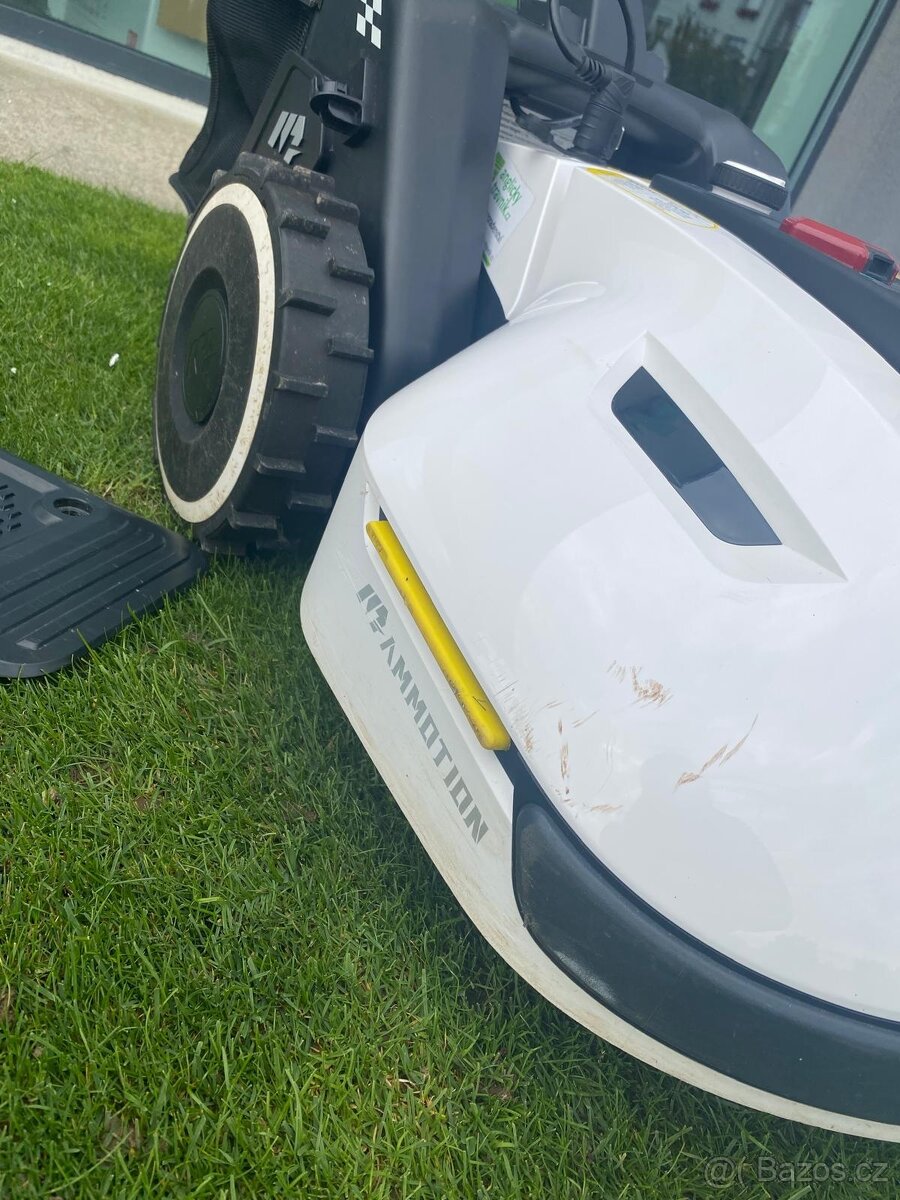 YUKA 2000 s košem (Robotická sekačka s GPS) - 10