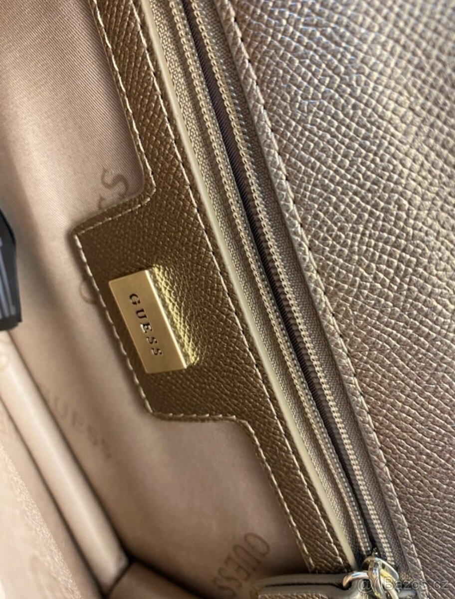 Krásná zlatá kabelka Guess - 10