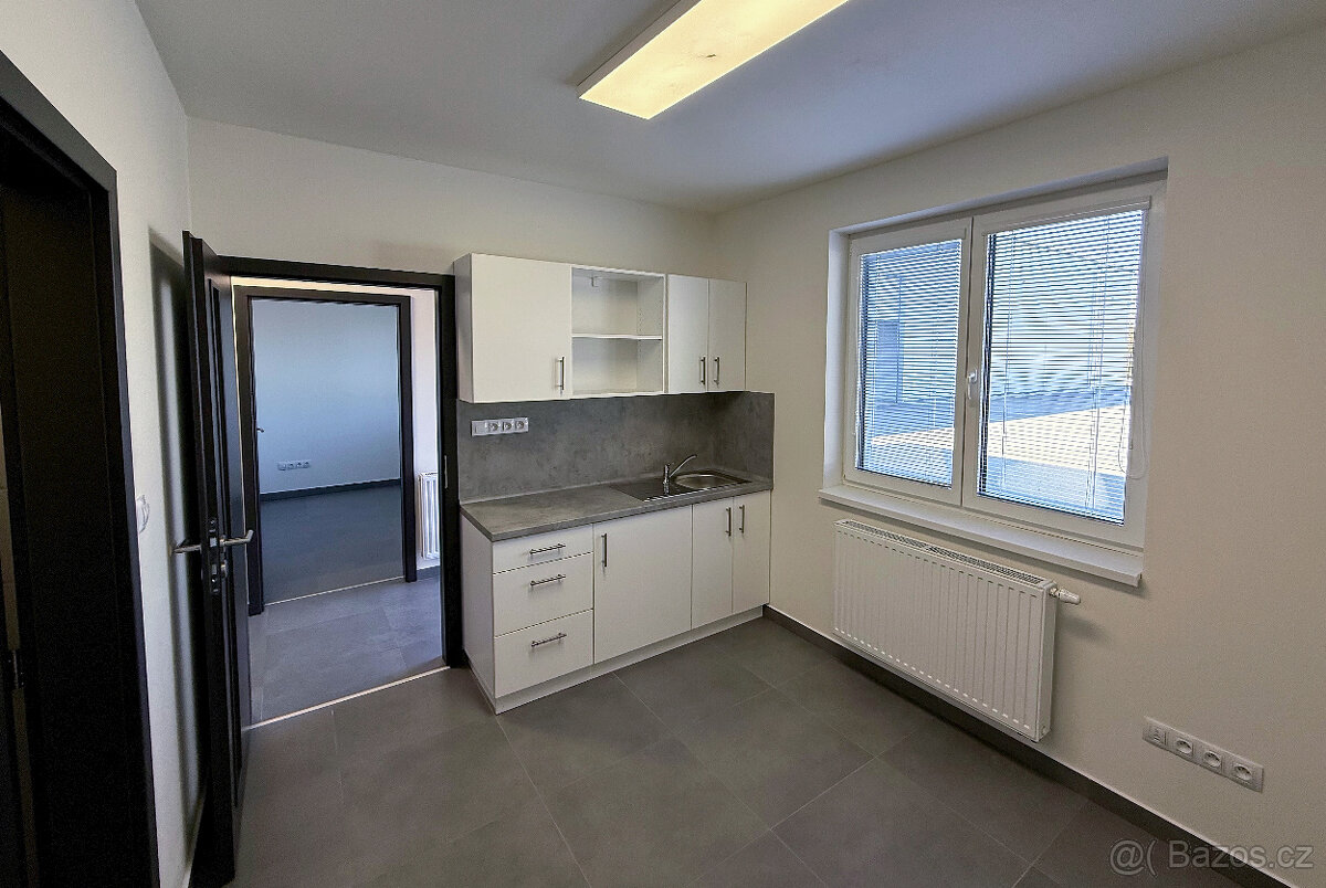 Pronájem skladovací haly o užitné ploše 1483 m², popř. 743 m - 10