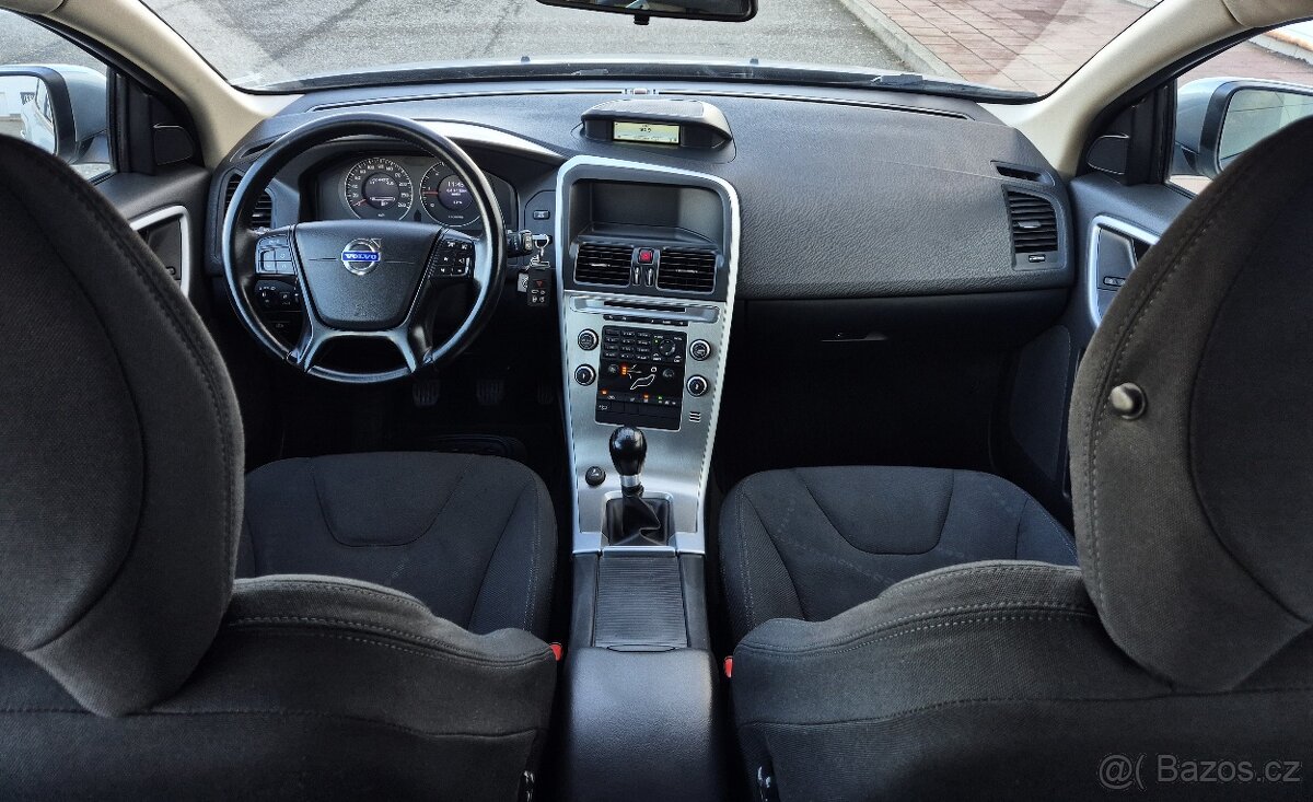 VOLVO XC60 2.4D 5 VÁLEC 4x4 MANUAL 1 MAJITELKA PARK SENZORY - 10