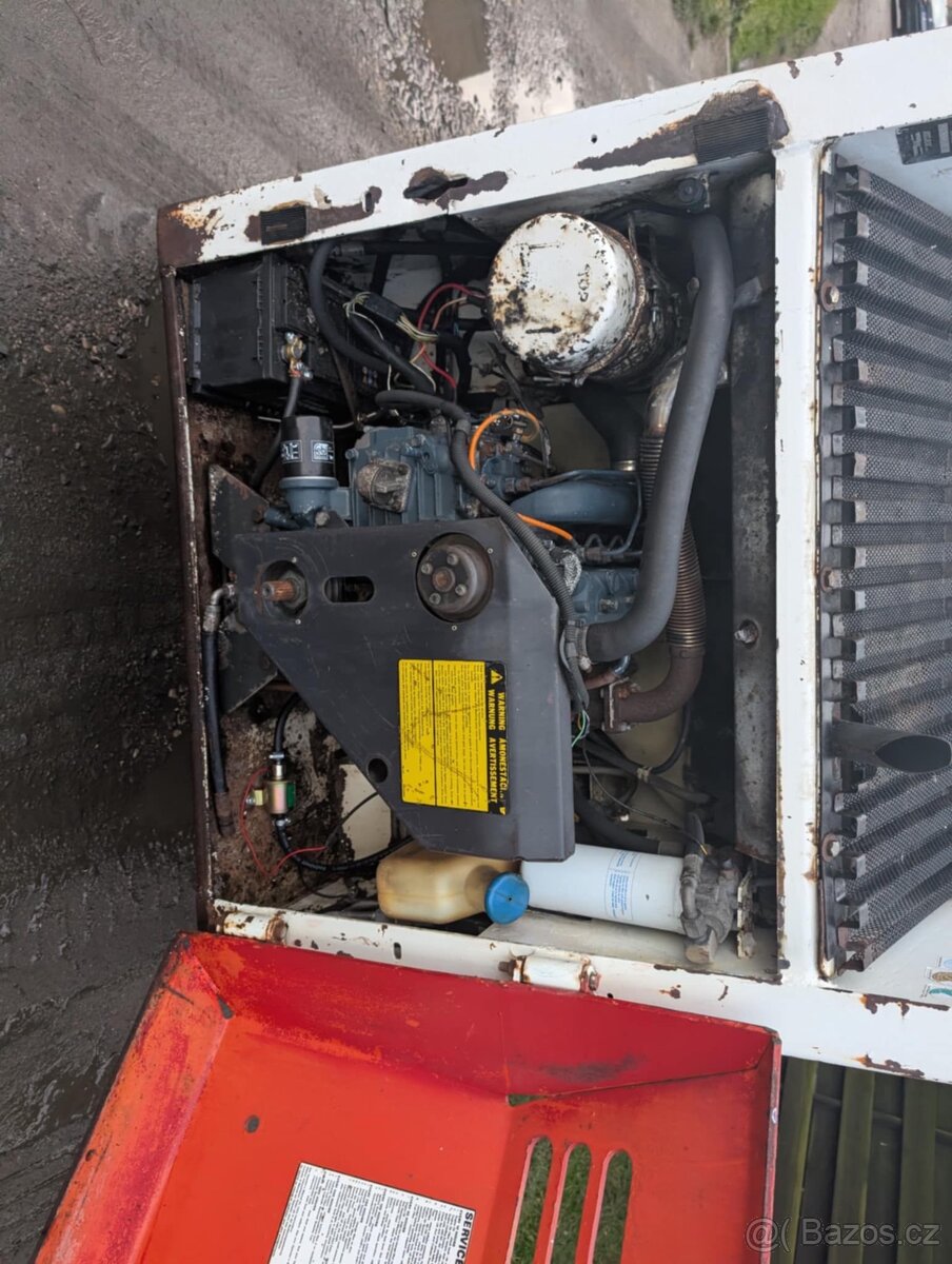 Bobcat 743 smykovy nakladač - 10