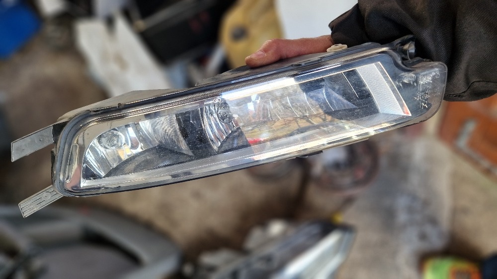 VW Passat B8 , kapota lampy blatníky výztuha pr. světlo - - 10