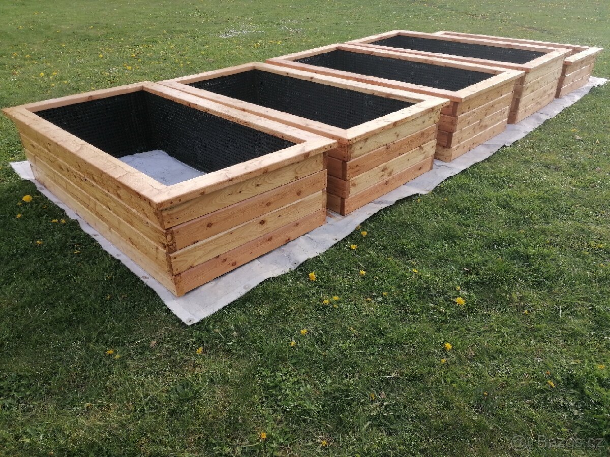 10% SLEVA Modřínový masivní vyvýšený záhon-květináč - 10