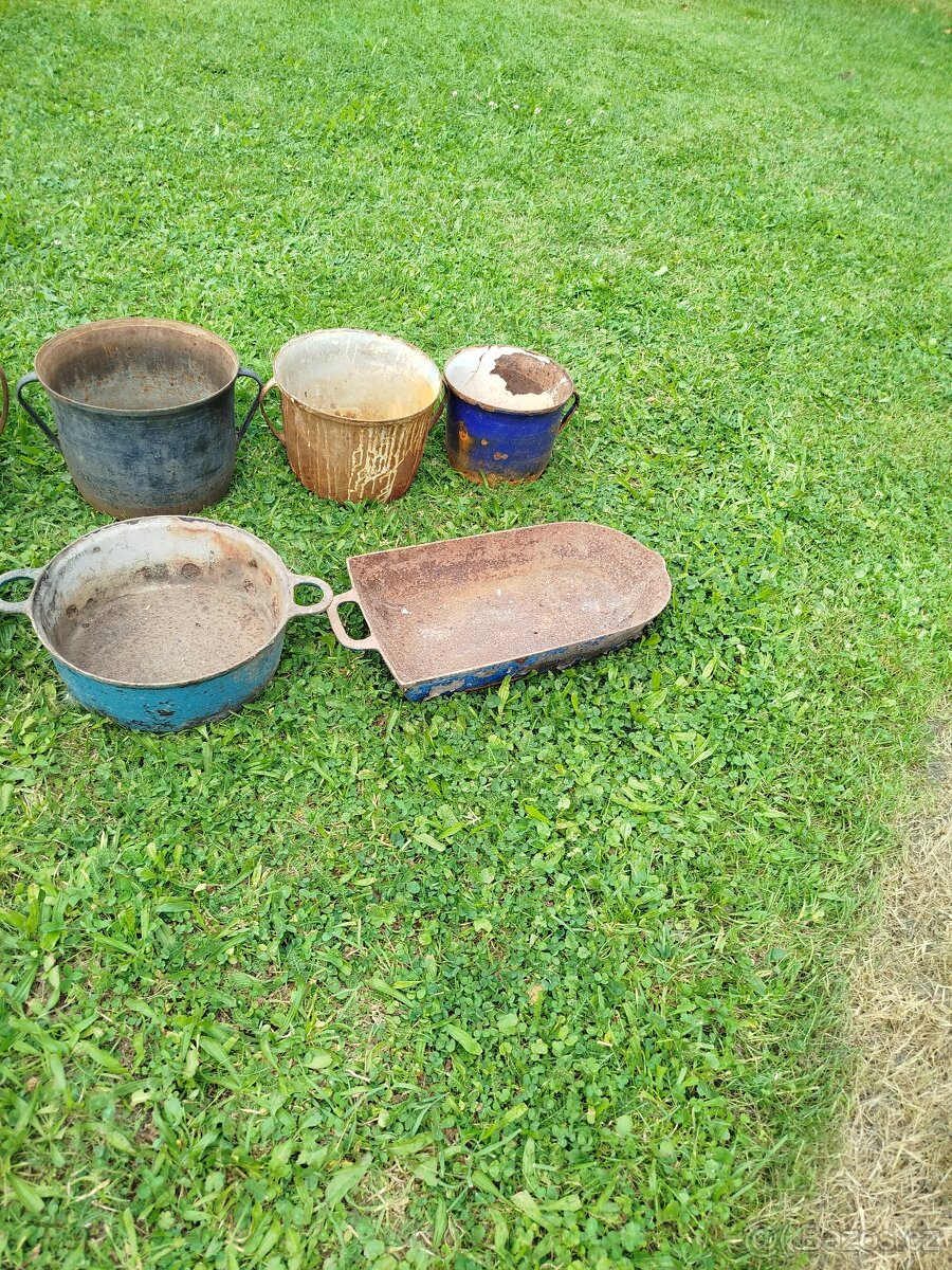 Staré litinové hrnce a pekáče - 10