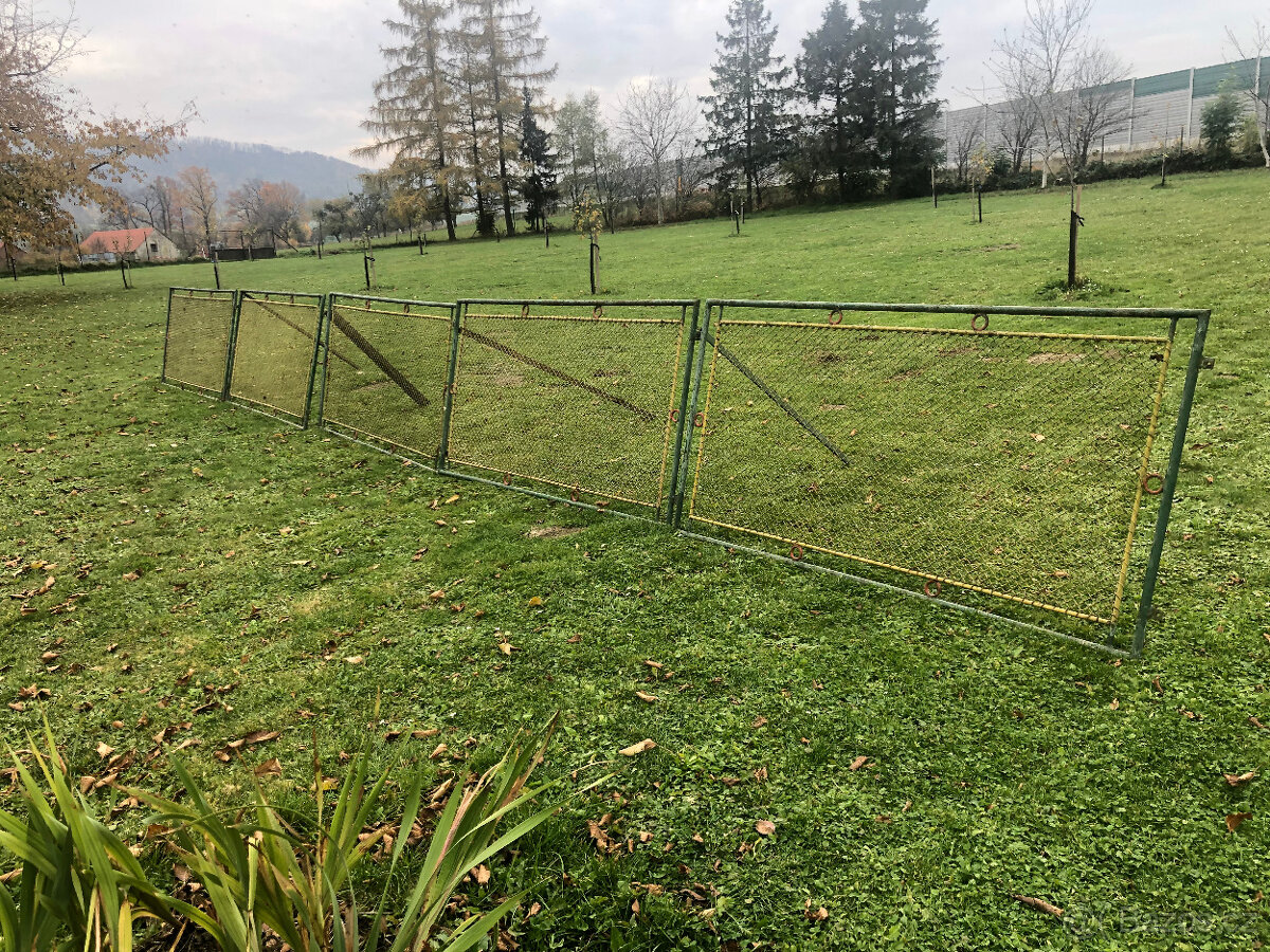 Venkovní plot. Plotové díly.Vjezdová brána. Celkem délka 13m - 10