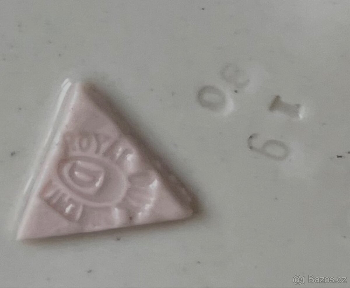 Royal Dux, Porcelánová soška - ležící chrt - 10