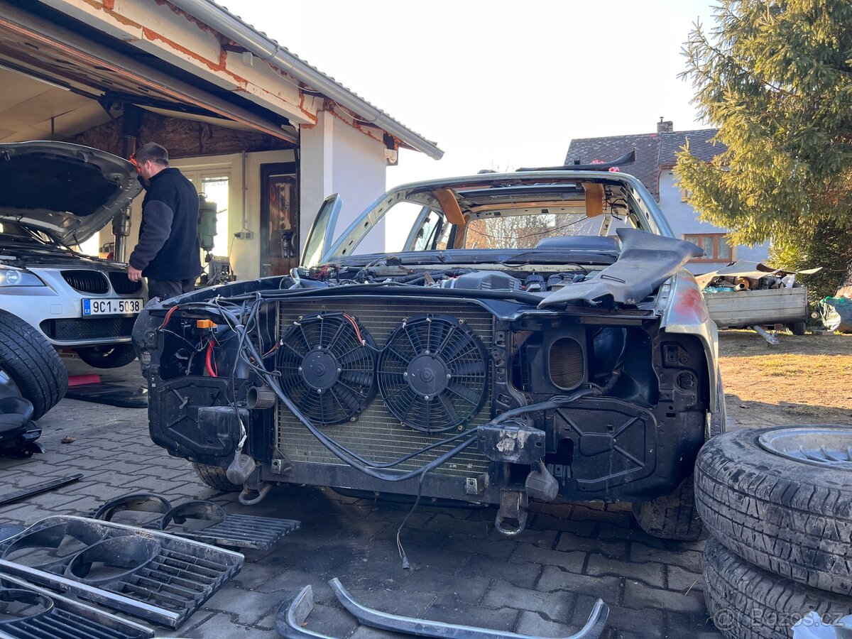 BMW E23 karoserie na kolech + díly - 10