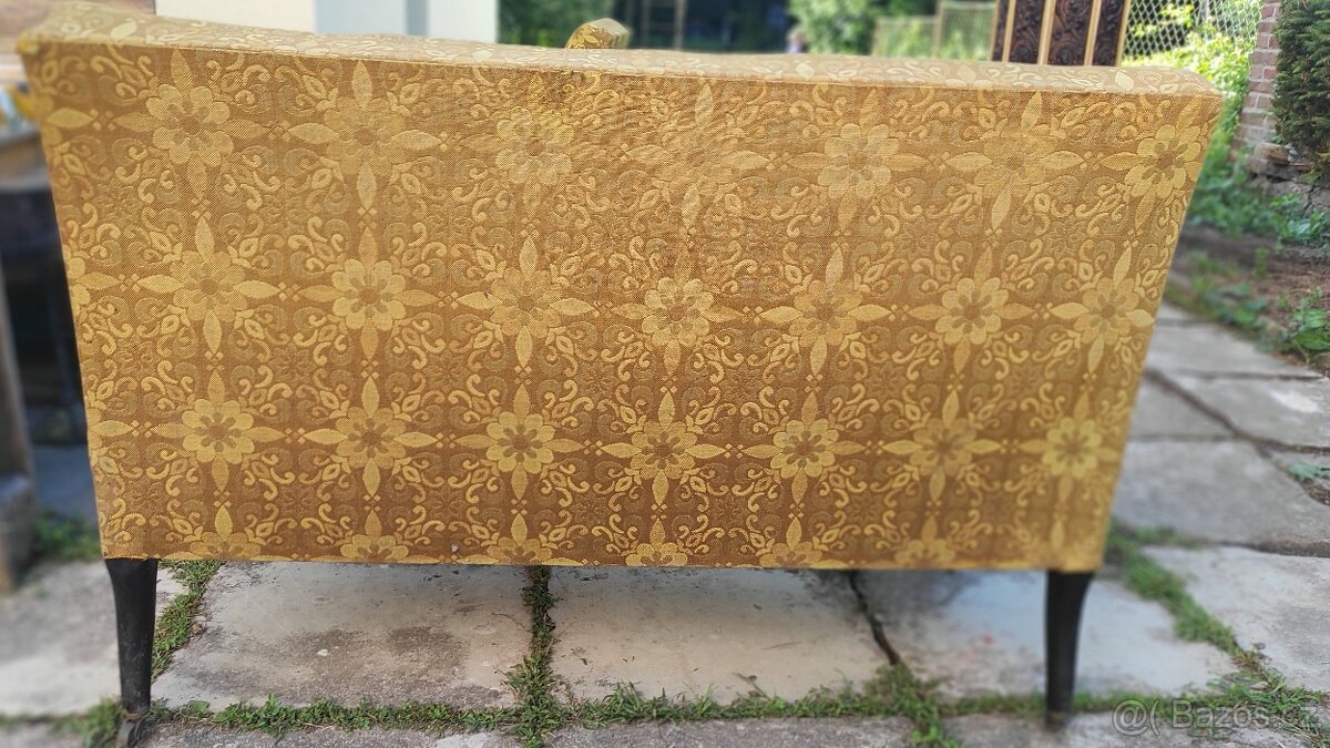 Divan, křeslo a stolek - 10