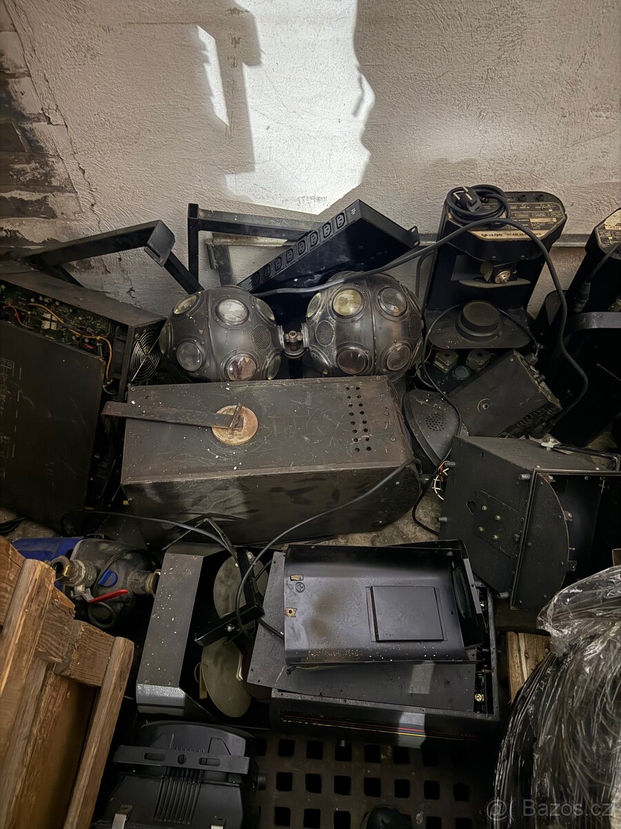Prodám staré světla, zesilovače, reprobedny atd.. - 10