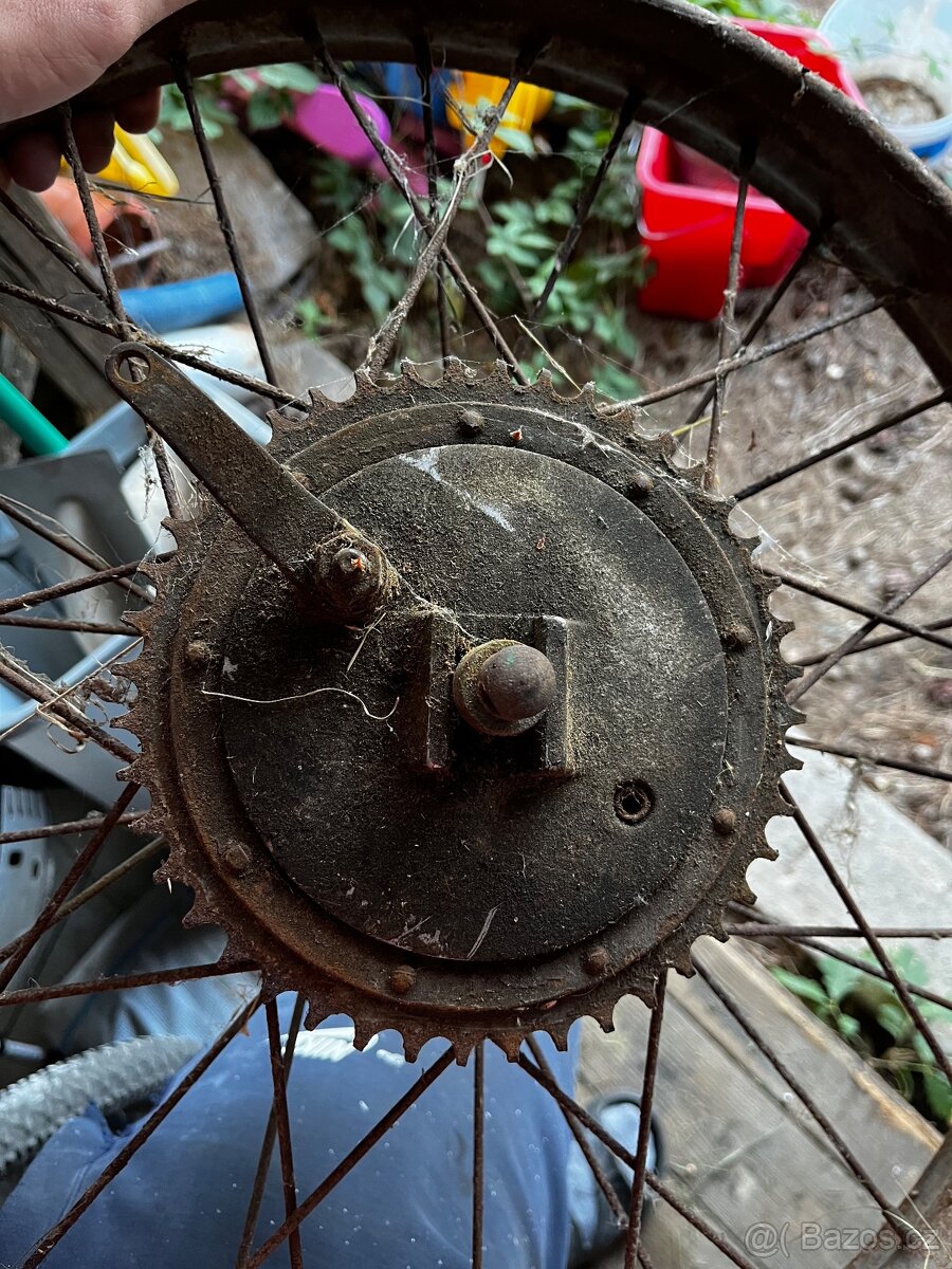 Náboje, kola, středy a řetězovky Jawa/CZ - 10