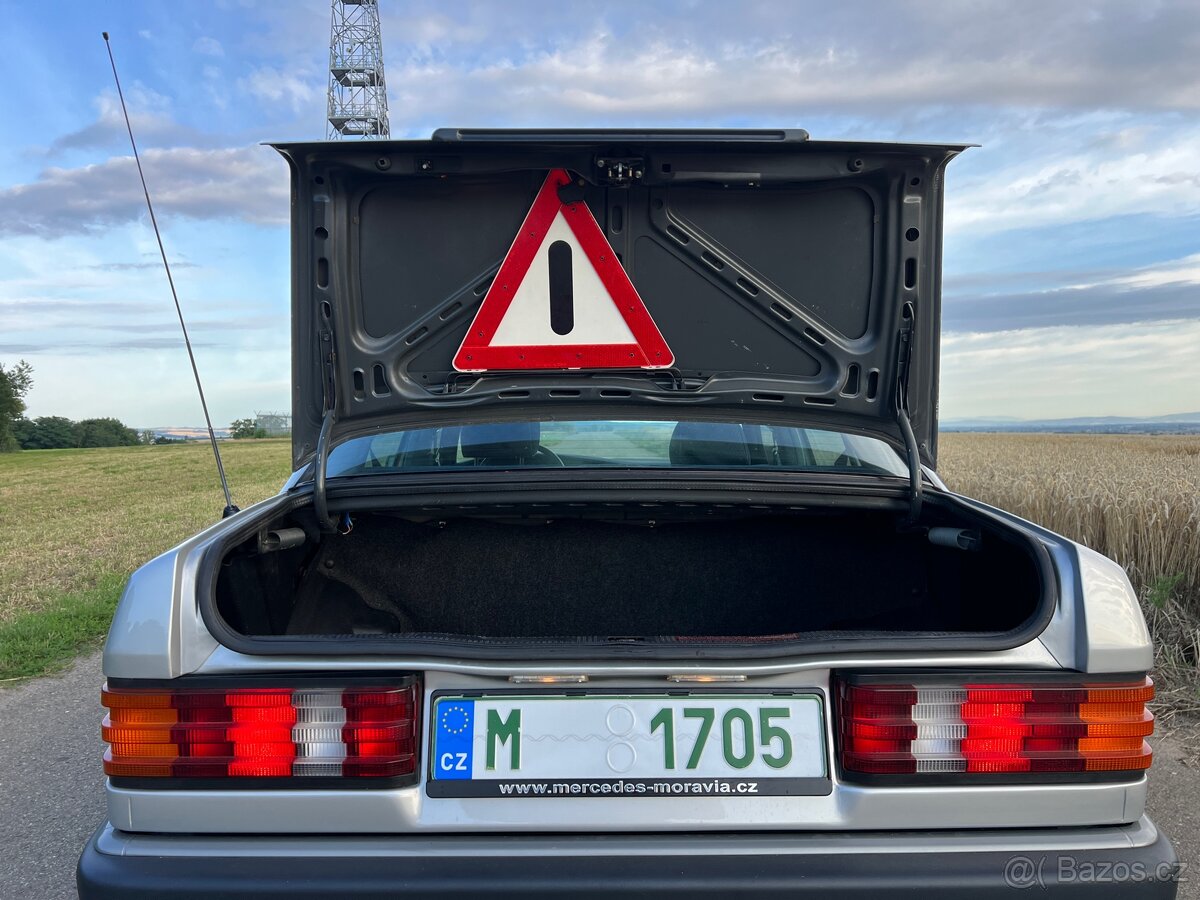 Mercedes-Benz 190 E 2.0i - 10