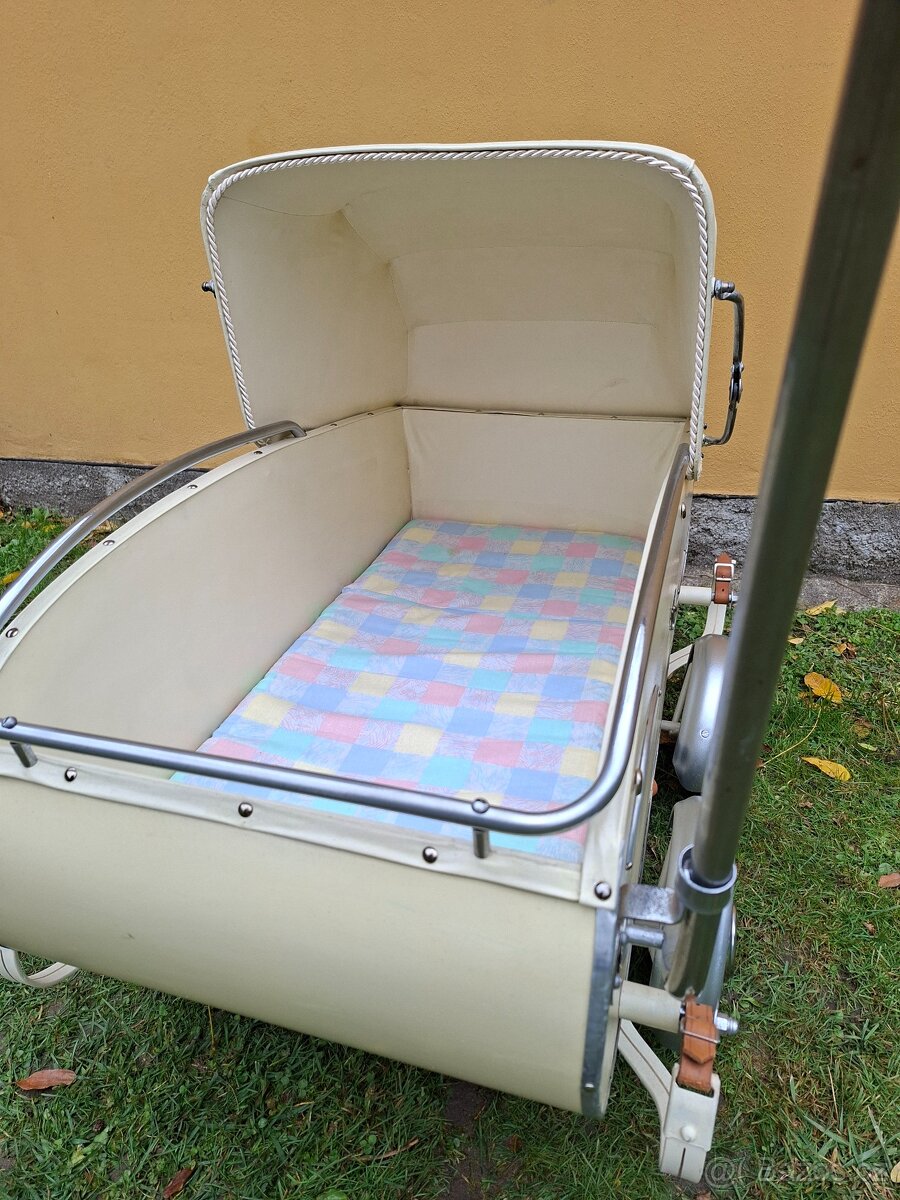 Starožitný kočárek pro miminko č. 202 - 10