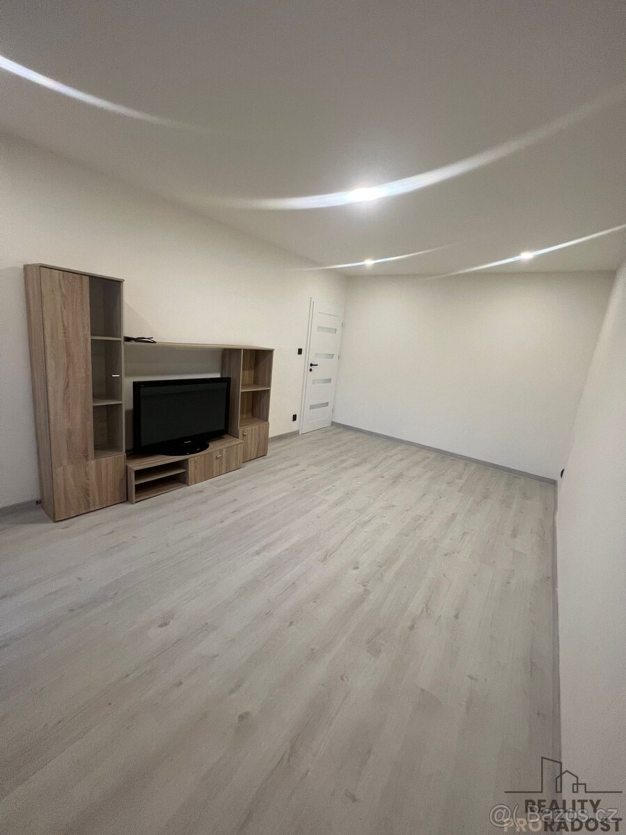 Moderně zrekonstruovaný byt 2+1, 56 m² s balkonem - 10