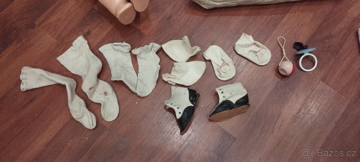 Stará panenka, medvěd (bručí), kočárek pro panenky + oblečky - 10