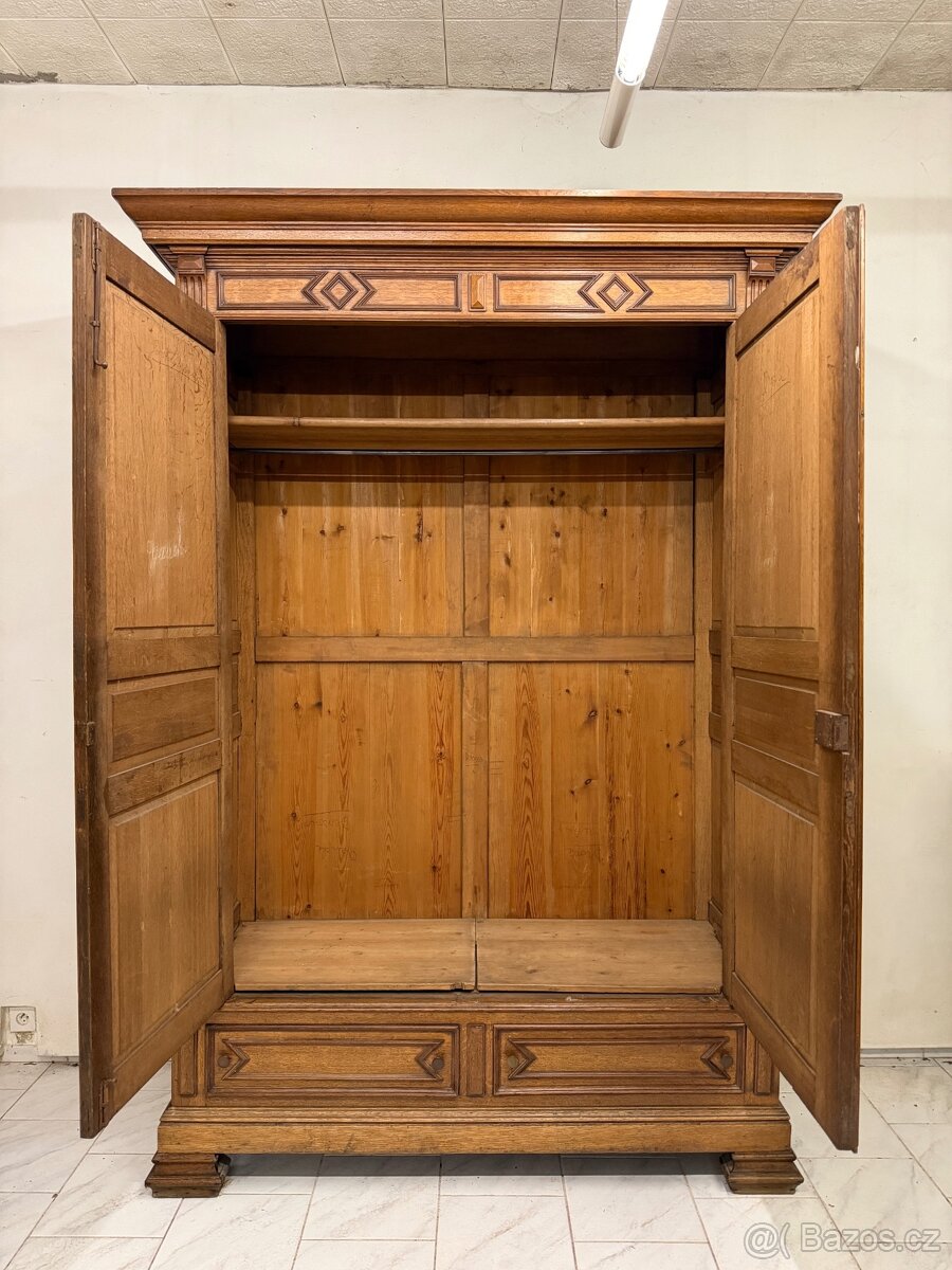 Starožitná šatní skříň - 10